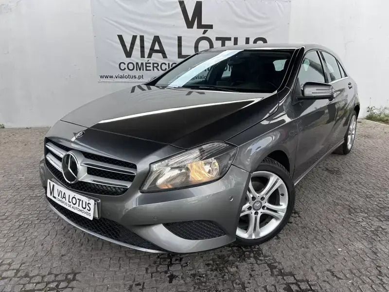 Cinza escuro Usado 2015 Mercedes A180 Urban | € 14.500 (Preço justo) - Imagem 1/4