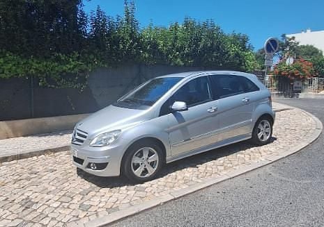 Cinzento Usado 2010 Mercedes B180 Monovolume | € 10.350 (Bom preço) - Imagem 1/4