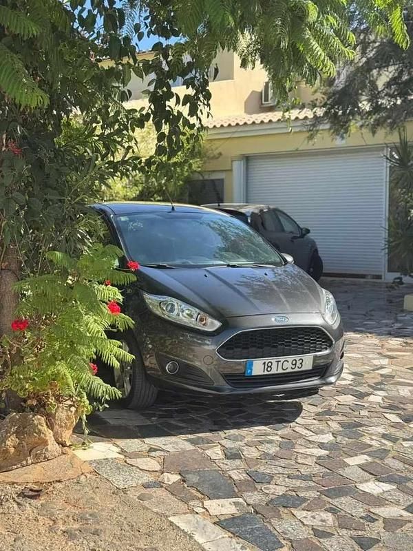 Cinzento Usado 2017 Ford Fiesta Citadino | € 12.500 (Caro) - Imagem 1/4