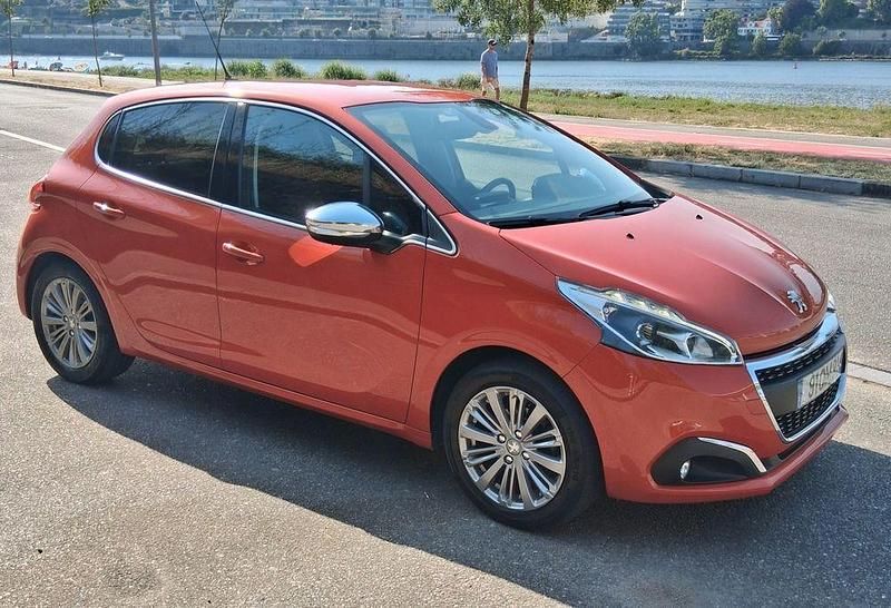 Usado 2015 Peugeot 208 Allure Citadino | € 9.000 (Preço justo) - Imagem 1/4