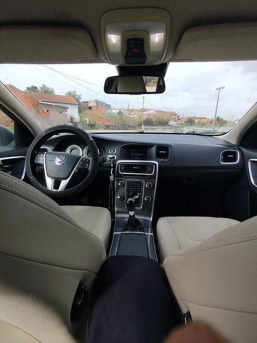 Usado Volvo V60 Momentum 2011 Carrinha