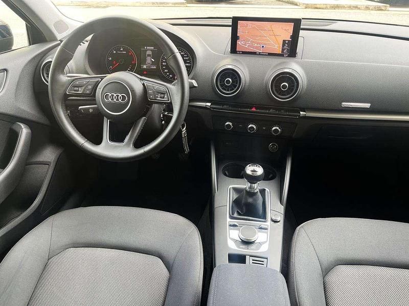 Usado Audi A3 Design 116 HP (85 kW) 2018 Azul Sedan