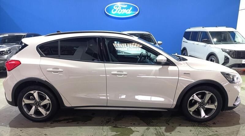 Bege Usado 2021 Ford Focus Active X Sedan | € 19.900 (Preço justo) - Imagem 1/4