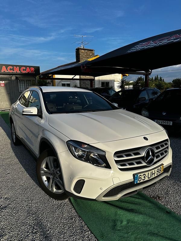 Branco Usado 2018 Mercedes GLA180 Urban SUV | € 22.750 (Preço elevado) - Imagem 1/4