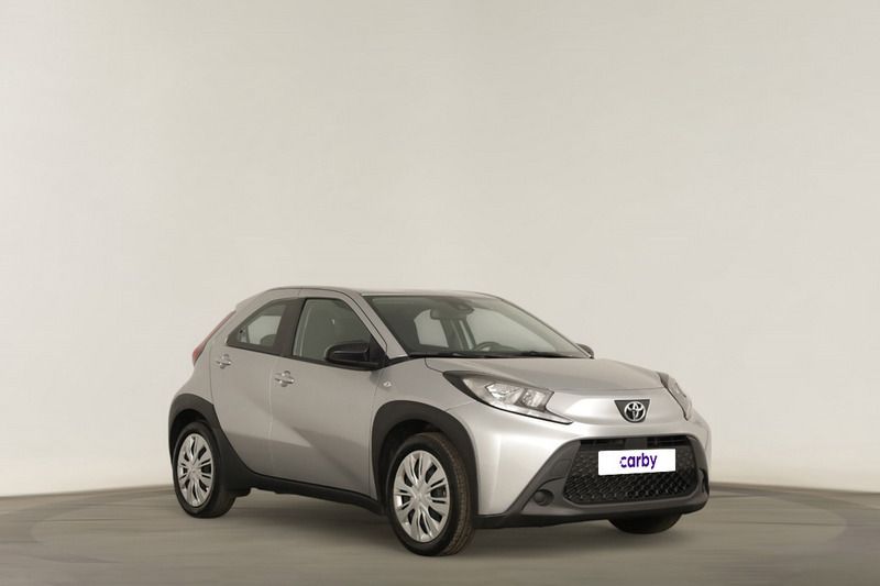 Cinzento Usado 2023 Toyota Aygo Play Citadino | € 15.290 (Preço justo) - Imagem 1/4