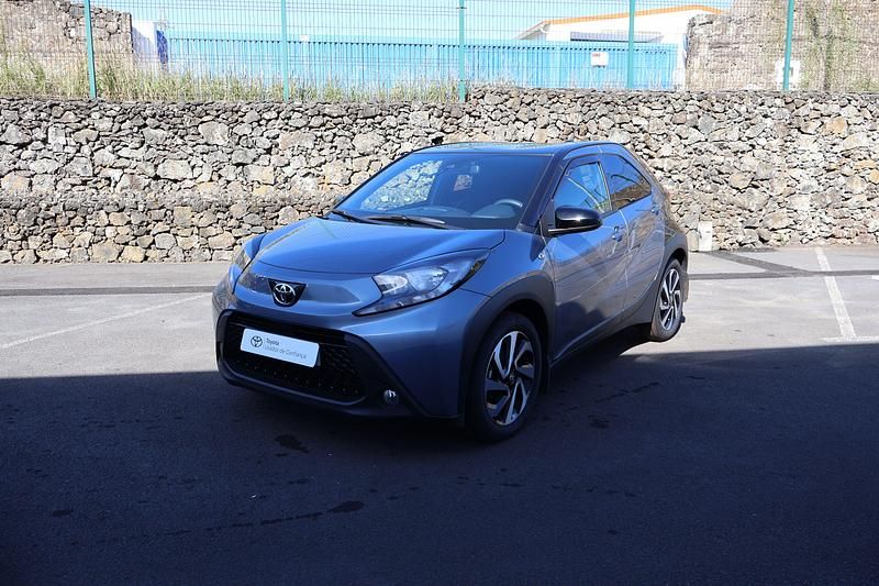 Azul (pintura metalizada) Usado 2024 Toyota Aygo Pulse Citadino | € 19.500 (Preço justo) - Imagem 1/4