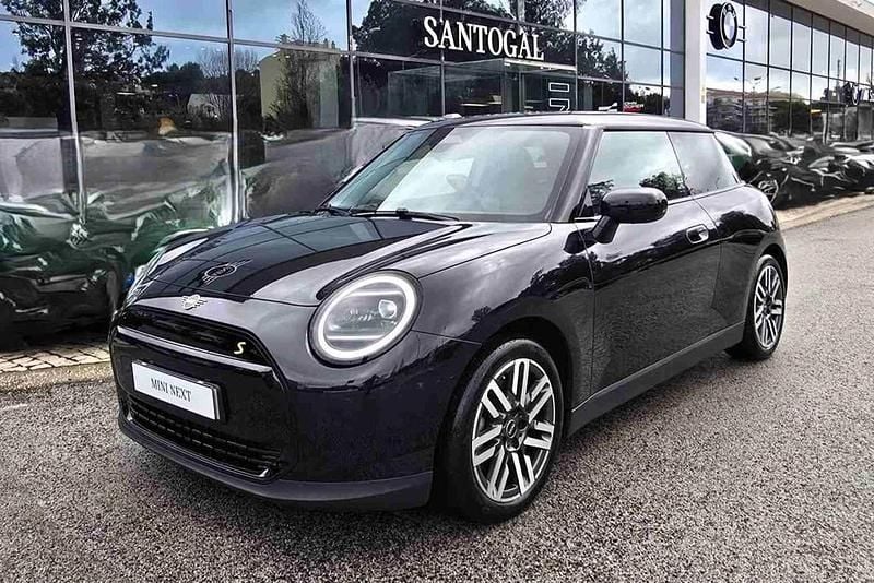 Preto Usado 2024 Mini Cooper SE Essential Citadino | € 33.490 (Preço justo) - Imagem 1/4