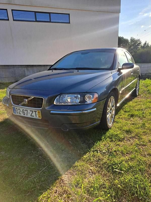 Cinzento Usado 2005 Volvo S60 Sedan | € 4.500 (Bom preço) - Imagem 1/4