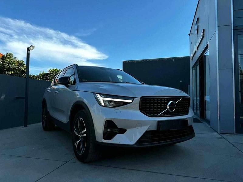 Cinza Usado 2023 Volvo XC40 Plus SUV | € 30.750 (Preço justo) - Imagem 1/4