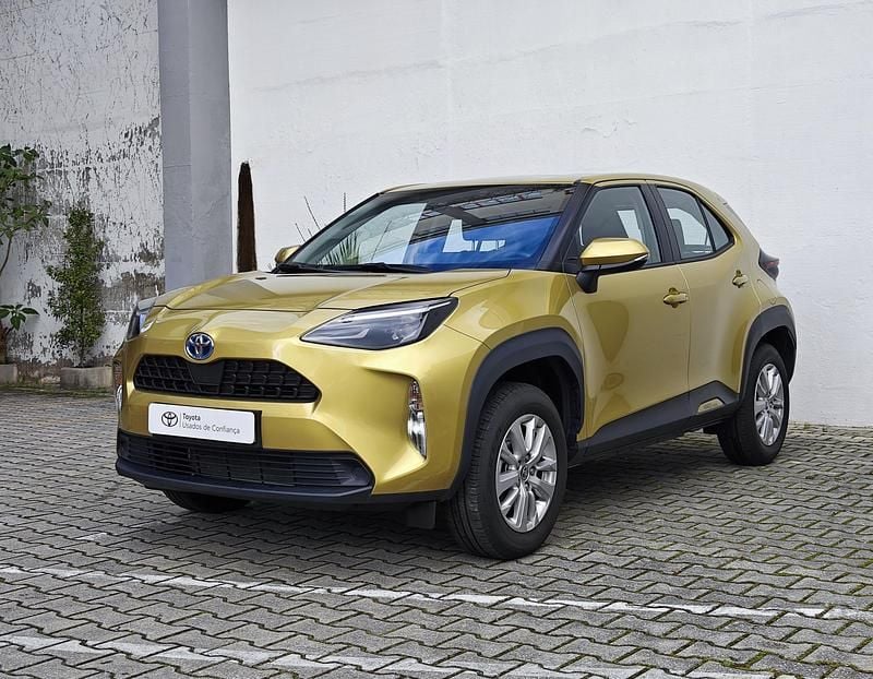 Dourado (pintura metalizada) Usado 2024 Toyota Yaris Comfort | € 26.750 (Preço justo) - Imagem 1/4