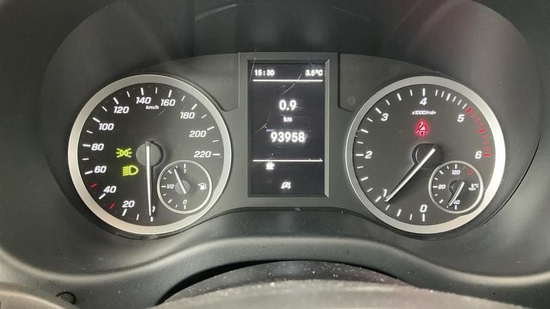 Usado Mercedes Vito 102 HP (75 kW) 2021 Vermelho Van