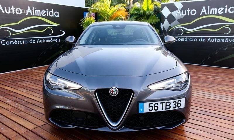 Usado Alfa Romeo Giulia 150 HP (110 kW) 2017 Cinzento Sedan