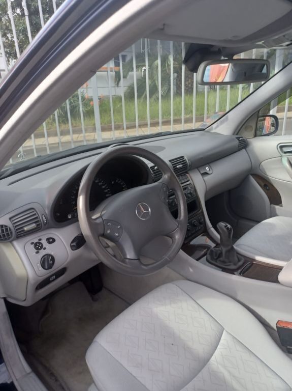 Usado Mercedes C220 143 HP (105 kW) 2004 Azul Coupé