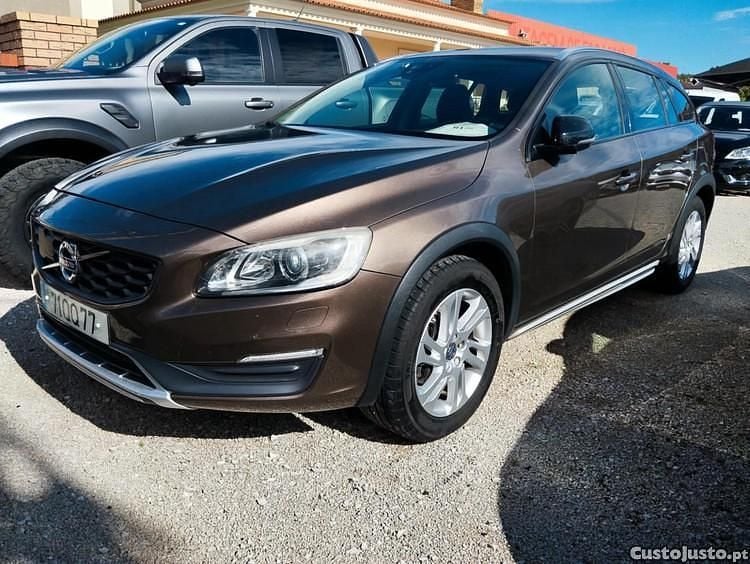 Castanho Usado 2015 Volvo V60 CC Carrinha | € 18.900 - Imagem 1/1