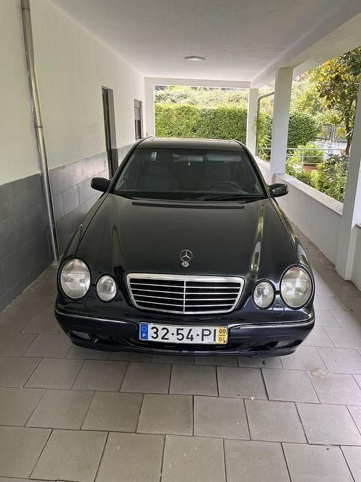 Usado 2000 Mercedes E220 Avantgarde Sedan | € 4.750 - Imagem 1/4