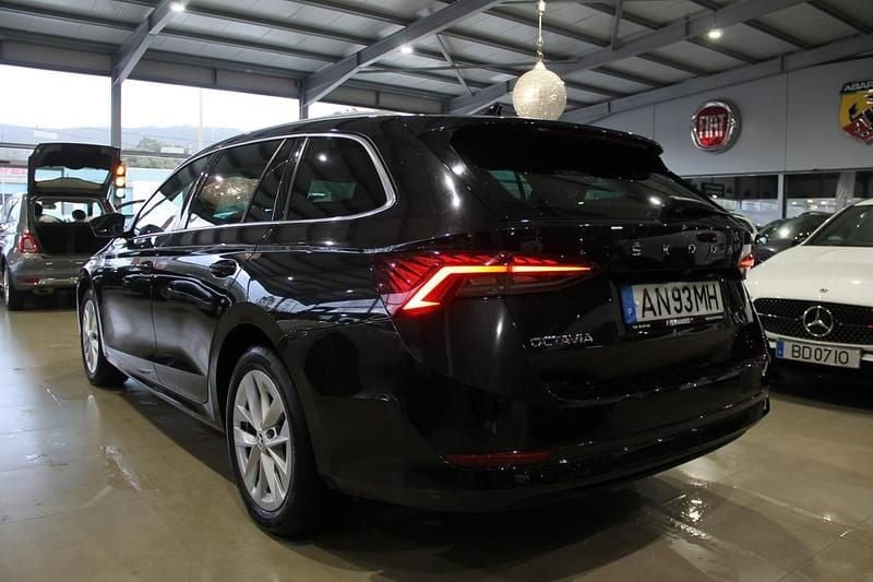Usado Skoda Octavia 116 HP (85 kW) 2022 Preto Carrinha