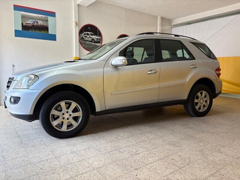 Cinza Usado 2009 Mercedes ML320 SUV | € 17.750 - Imagem 1/4