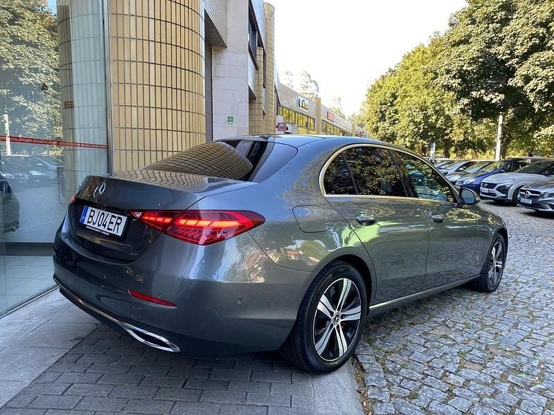 Usado Mercedes C300 Avantgarde 313 HP (230 kW) 2024 Cinza Sedan
