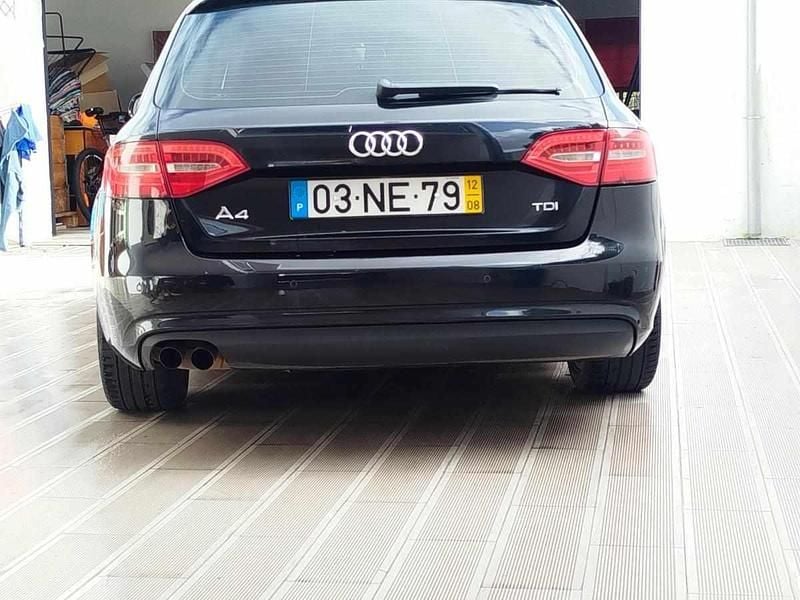 Usado Audi A4 136 HP (100 kW) 2012 Preto Carrinha