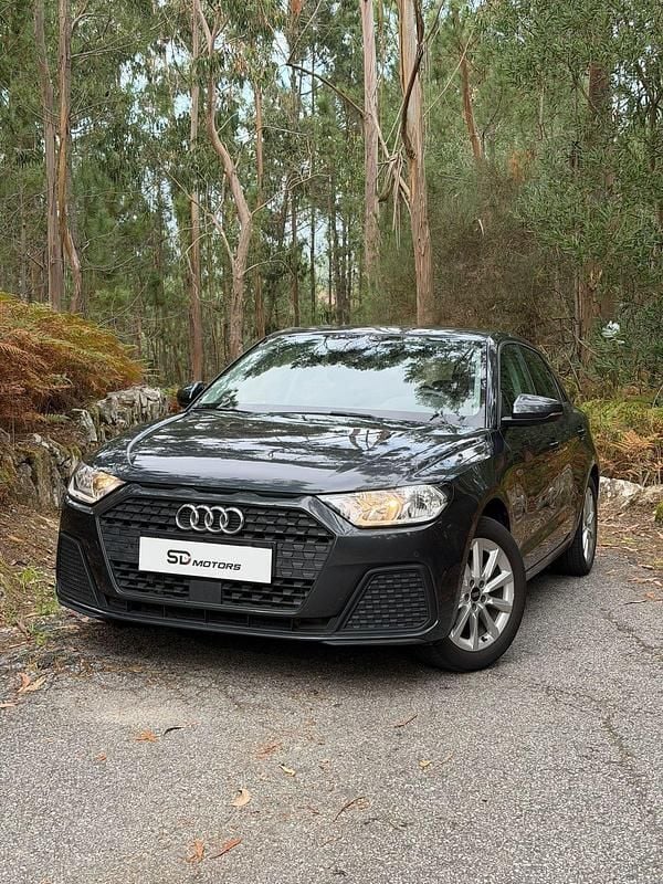 Cinza Usado 2021 Audi A1 Advanced Citadino | € 16.900 - Imagem 1/4