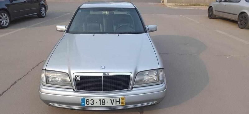 Cinzento Usado 2003 Mercedes C250 Sedan | € 4.000 - Imagem 1/4