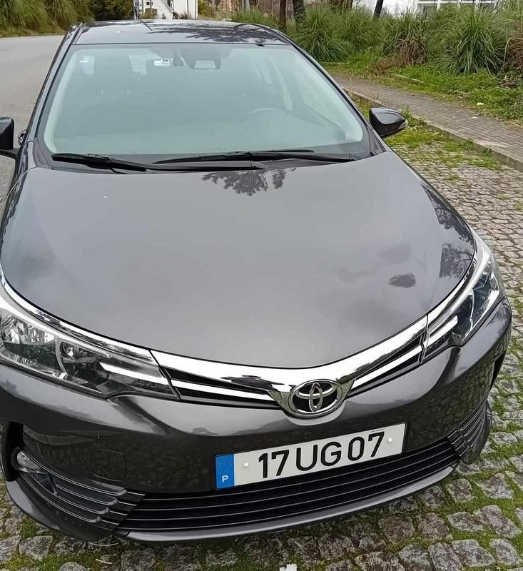 Cinzento Usado 2018 Toyota Corolla Sedan | € 14.900 - Imagem 1/4