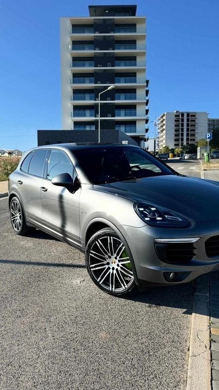 Cinzento Usado 2016 Porsche Cayenne S E-Hybrid SUV | € 49.750 (Preço elevado) - Imagem 1/4