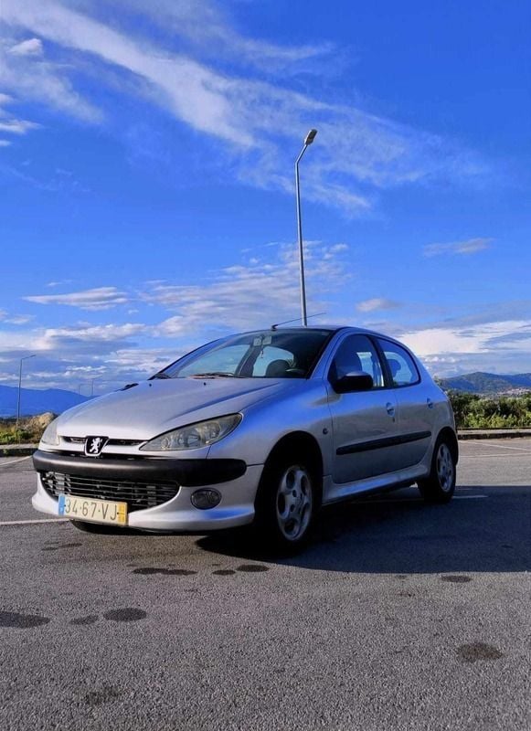 Cinzento Usado 2003 Peugeot 206 Citadino | € 2.700 (Bom preço) - Imagem 1/4