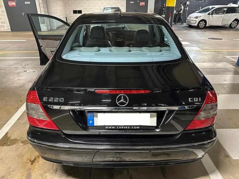 Usado Mercedes E220 170 HP (125 kW) 2007 Preto Sedan
