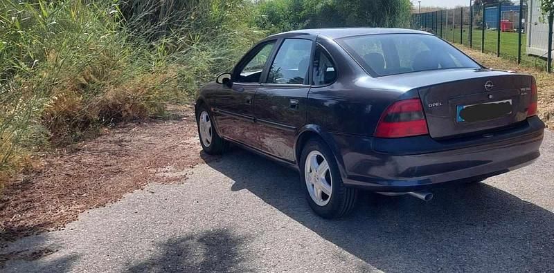 Azul Usado 1995 Opel Vectra Sedan | € 1.750 - Imagem 1/4