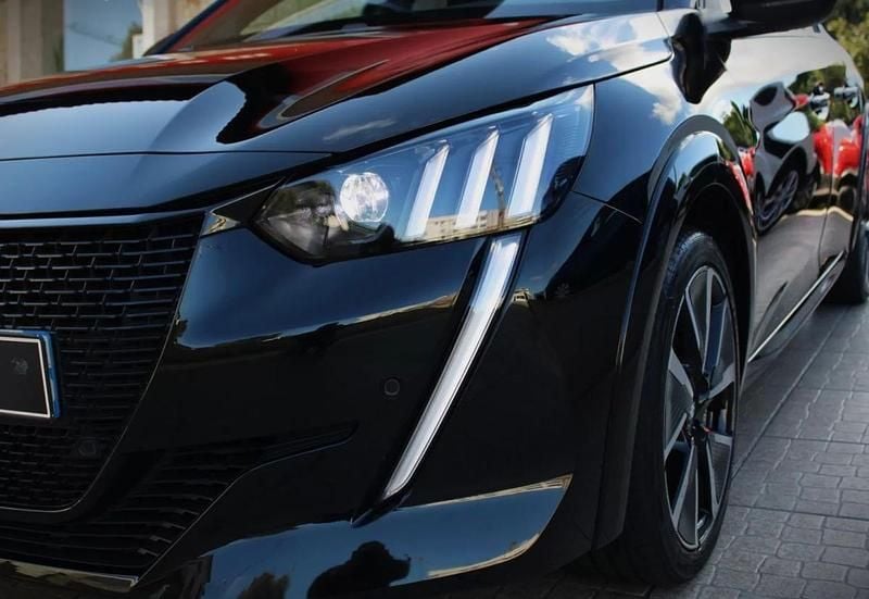 Usado Peugeot e-208 GT-line 100 kW (136 HP) 2020 Preto Citadino