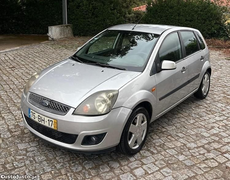 Cinza Usado 2006 Ford Fiesta Citadino | € 1.890 - Imagem 1/1
