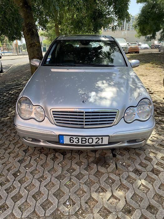 Usado 2001 Mercedes 220 Elegance Sedan | € 5.990 - Imagem 1/4