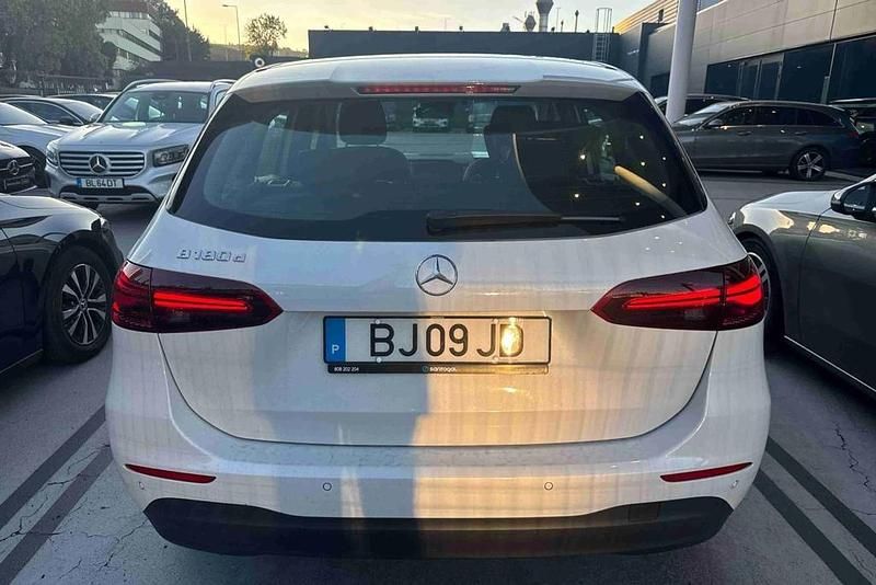 Usado Mercedes B180 116 HP (85 kW) 2024 Branco Monovolume