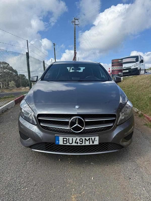 Cinzento Usado 2014 Mercedes 180 Sedan | € 14.500 (Super Preço) - Imagem 1/4
