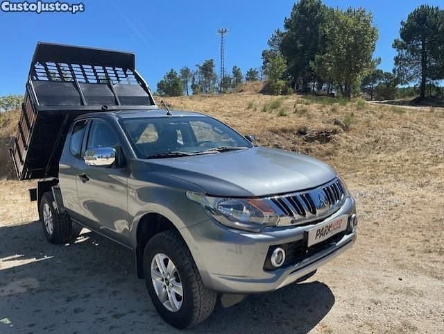 Cinza Usado 2016 Mitsubishi L200 Invite Pickup | € 28.400 - Imagem 1/1