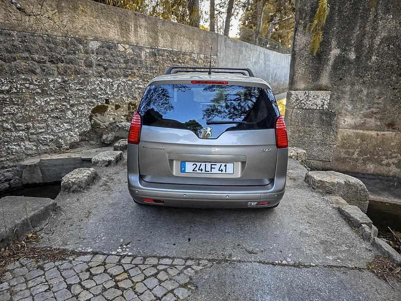 Usado Peugeot 5008 111 HP (81 kW) 2010 Cinzento Monovolume