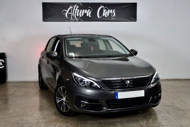 Cinzento Usado 2021 Peugeot 308 Allure Citadino | € 18.900 (Preço justo) - Imagem 1/4