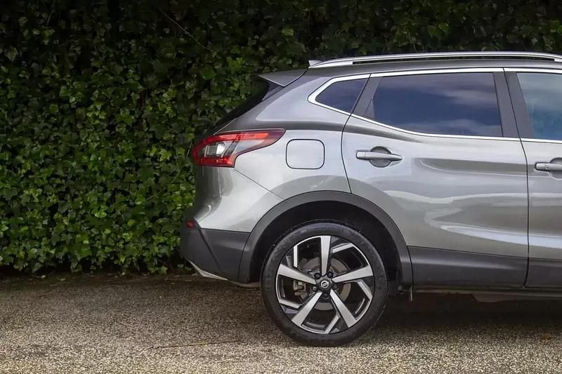 Usado Nissan Qashqai Premium Edition 115 HP (84 kW) 2017 Cinza SUV