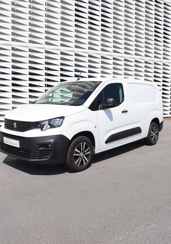 Branco Usado 2020 Peugeot Partner Premium Monovolume | € 15.900 (Caro) - Imagem 1/4