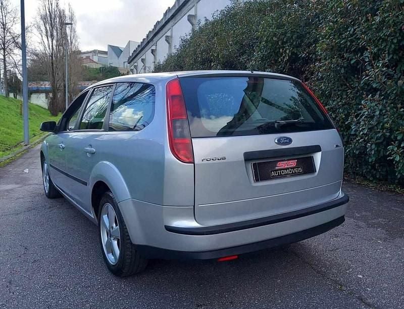 Usado Ford Focus 90 HP (66 kW) 2007 Cinzento Carrinha