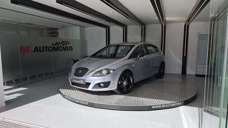 Usado Seat Leon Sport 105 HP (77 kW) 2011 Cinzento Citadino