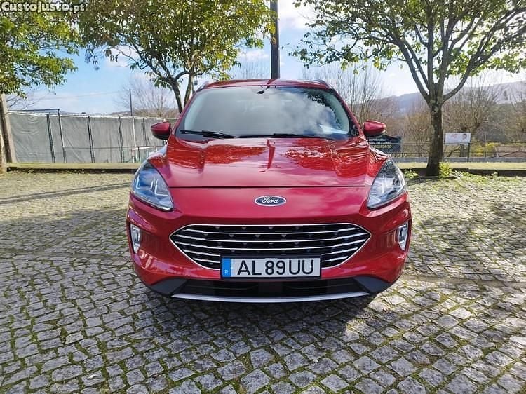 Usado Ford Kuga Titanium 120 HP (88 kW) 2021 Vermelho SUV