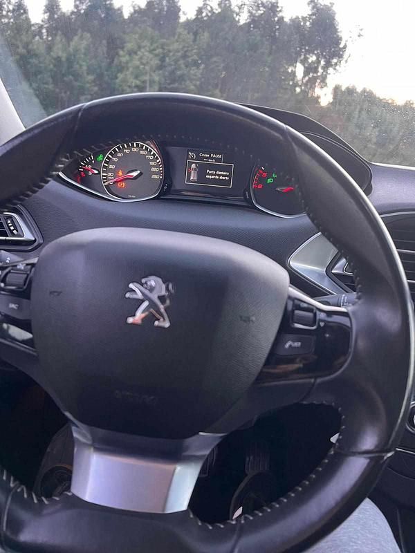 Usado Peugeot 308 120 HP (88 kW) 2014 Cinzento Citadino