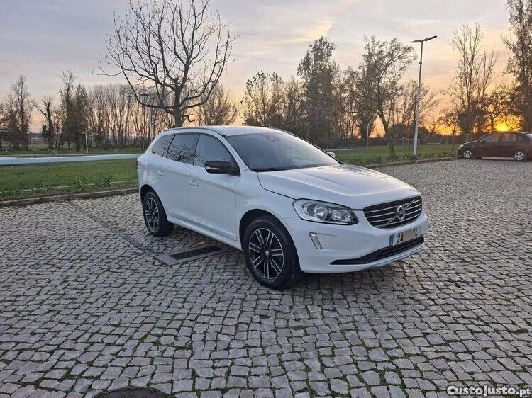 Branco Usado 2017 Volvo XC60 Dynamic SUV | € 23.750 - Imagem 1/1