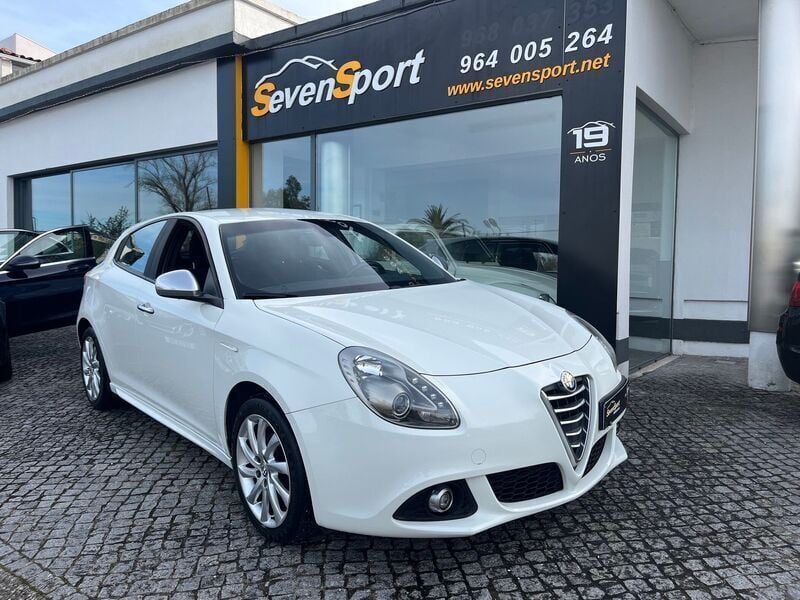 Branco Usado 2015 Alfa Romeo Giulietta Distinctive Citadino | € 13.000 - Imagem 1/4