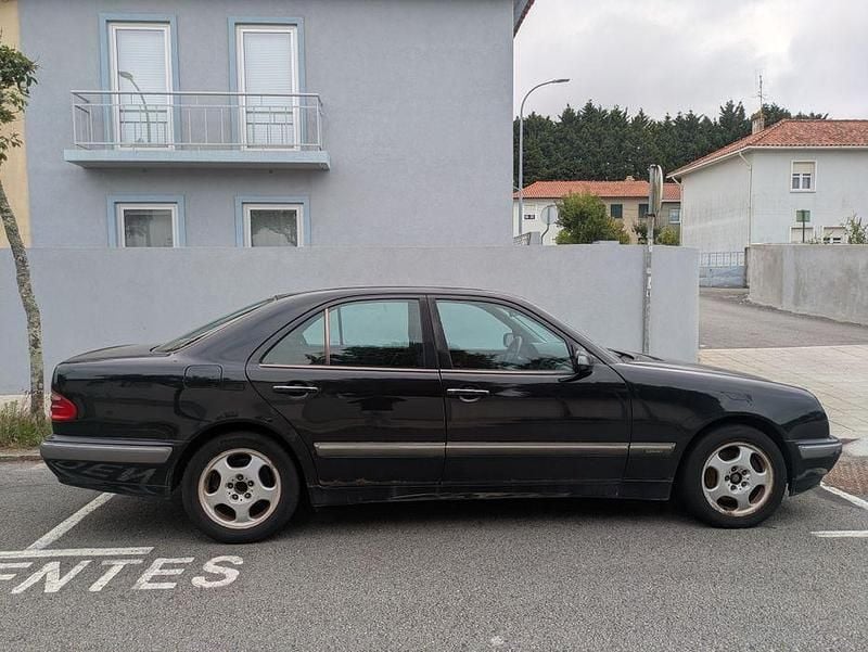 Usado 2000 Mercedes E270 Elegance Sedan | € 2.000 - Imagem 1/4