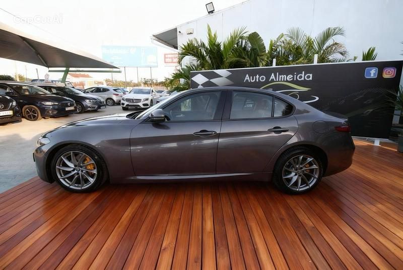 Usado Alfa Romeo Giulia 150 HP (110 kW) 2017 Cinzento Sedan