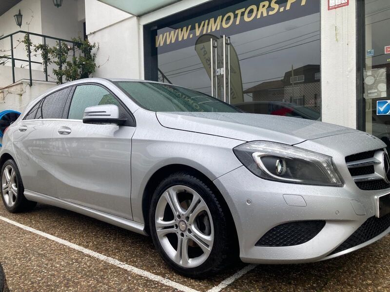Cinza Usado 2014 Mercedes A180 Urban | € 14.950 - Imagem 1/4