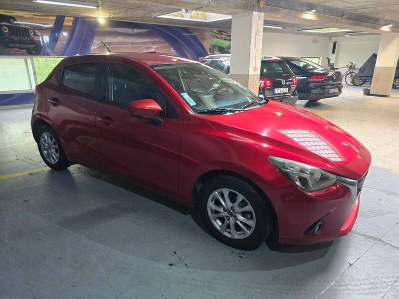 Usado Mazda 2 Evolve 105 HP (77 kW) 2015 Vermelho